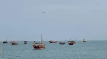 ‫ طقس حار نهاراً على الساحل مع رياح قوية وأمواج عالية في البحر شمالاً